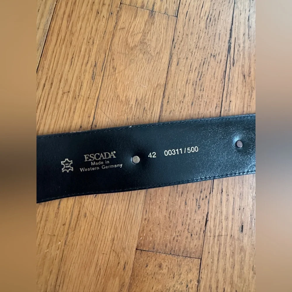 80s Vintage Red Leather Escada Belt w Gold Hardware - Picture 4 of 6